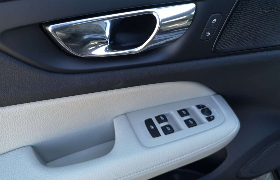 Volvo V60 T5 Aut Inscription LED Světlá kůže Navi Apple AdTemp LED