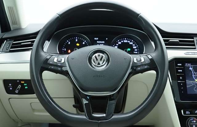 Volkswagen Passat 2.0 TDI R-Line Pano LED AdTemp NezTop 360 Apple