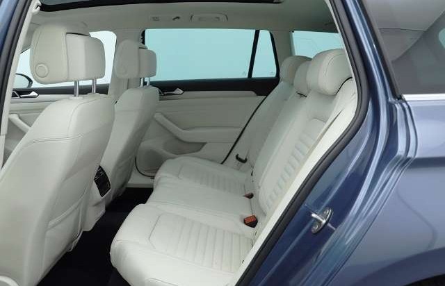 Volkswagen Passat 2.0 TDI R-Line Pano LED AdTemp NezTop 360 Apple
