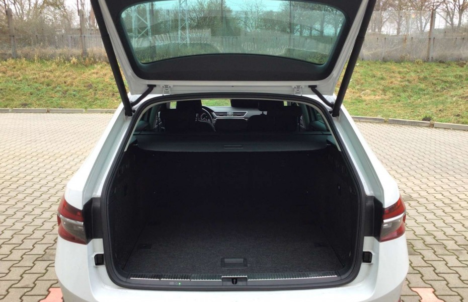 Škoda Superb 2.0 TDI Scout 4x4 scheckheftgepflegt KlimaAT; Navi