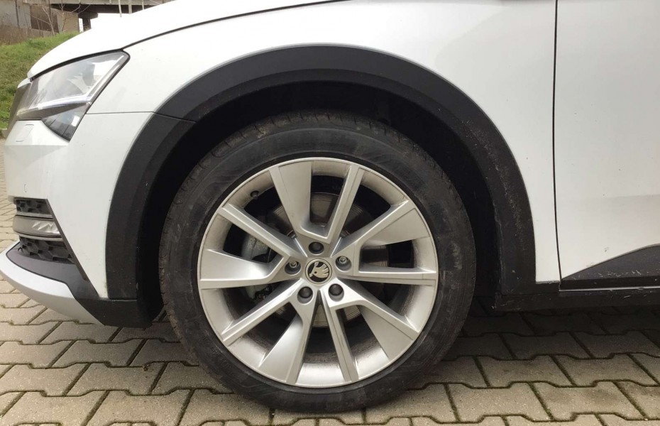 Škoda Superb 2.0 TDI Scout 4x4 scheckheftgepflegt KlimaAT; Navi