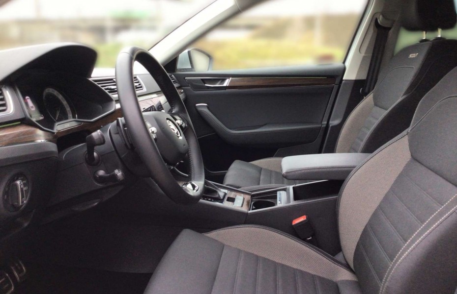 Škoda Superb 2.0 TDI Scout 4x4 scheckheftgepflegt KlimaAT; Navi