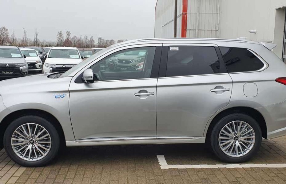 Mitsubishi Outlander PLUS FA-Paket 2.4 MIVEC 4WD LED / DAB+