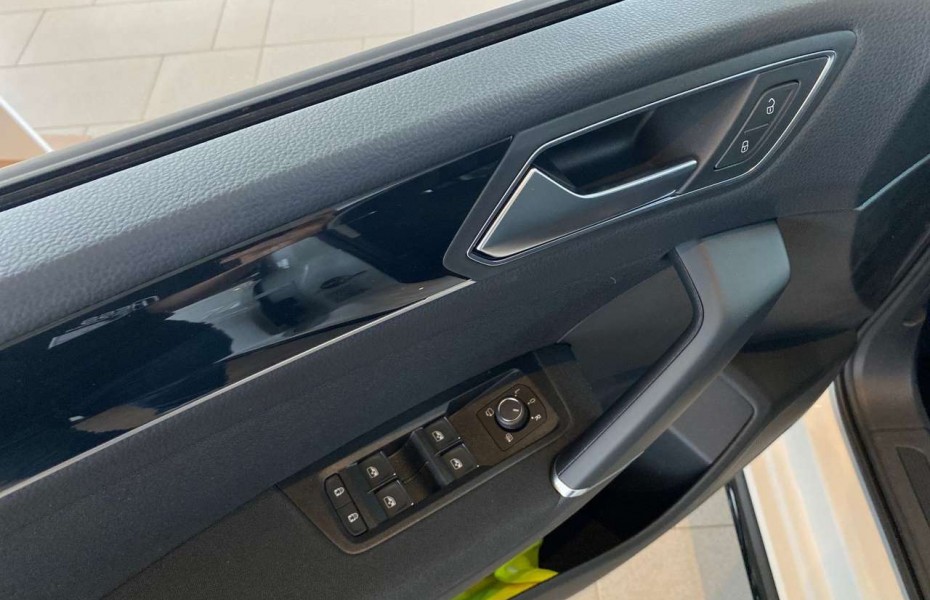 Volkswagen Touran 1.5 TSI DSG R-Line Highline NAVI KLIMA AH