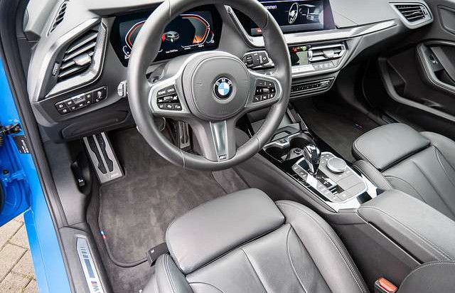 BMW Řada 1 d xDrive M-Sportpaket ACC HUD AHK PANORAMA