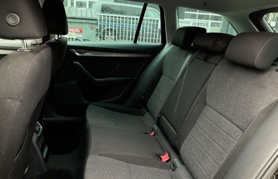 Škoda Octavia Combi Soleil 2.0 TDI DSG NAVI TEMP SHZ LED-hinten