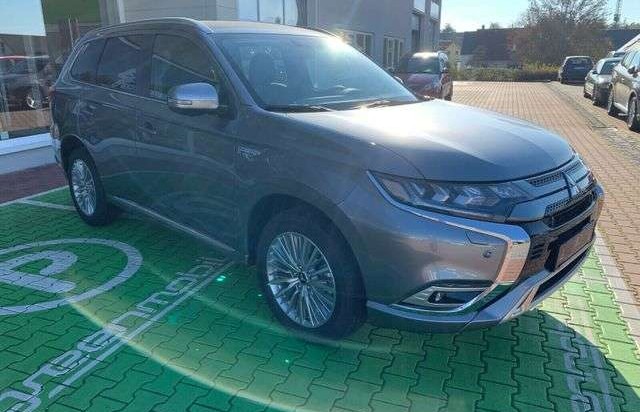 Mitsubishi Outlander PLUS SPIRIT//LED