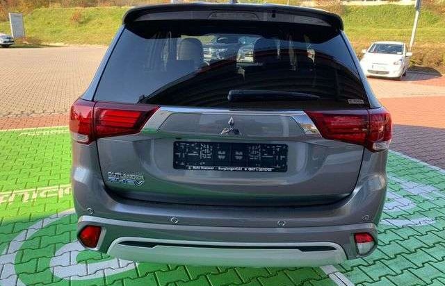 Mitsubishi Outlander PLUS SPIRIT//LED