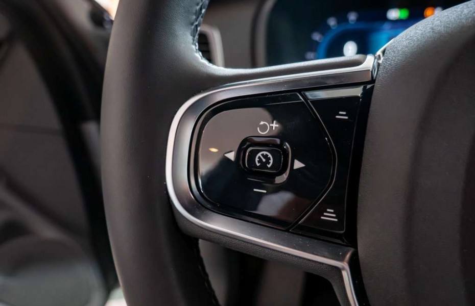 Volvo XC90 T8 Plus Dark Recharge AWD PANO LED ACC
