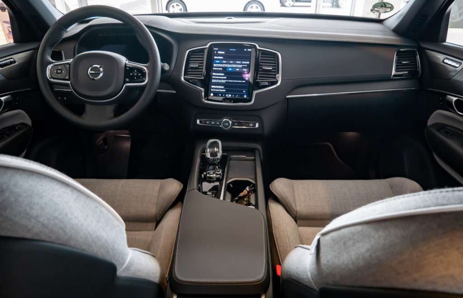 Volvo XC90 T8 Plus Dark Recharge AWD PANO LED ACC