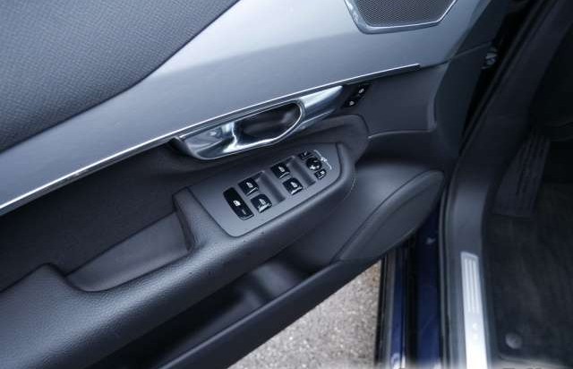 Volvo XC90 XC 90 Momentum AWD Bluetooth Navi LED Vollleder