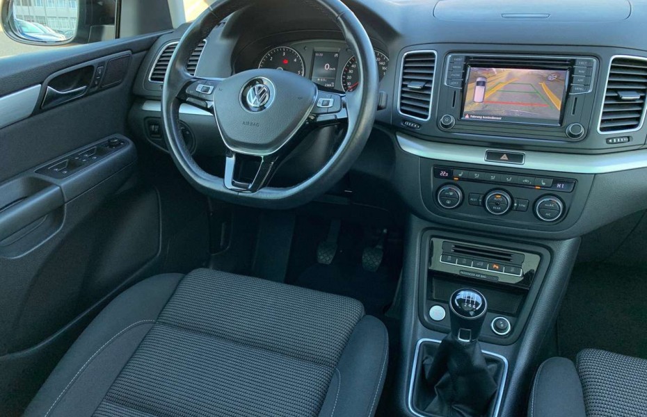 Volkswagen Sharan Comfortline 2.0TDI 7-Sitzer ACC Pano Navi