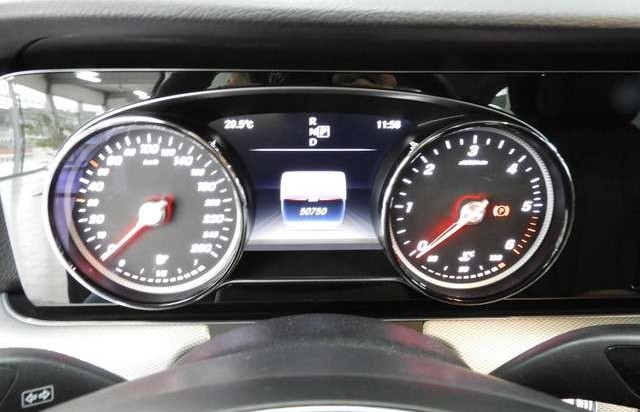 Mercedes-Benz Třídy E 220d T Avantgarde + AHK + Kamera