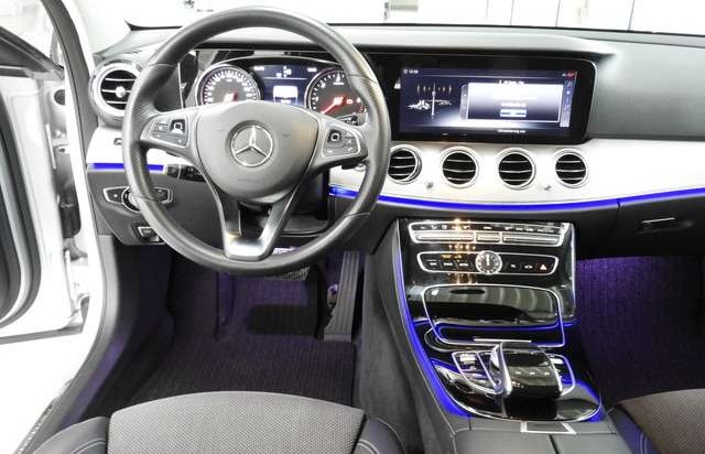 Mercedes-Benz Třídy E 220d T Avantgarde + AHK + Kamera