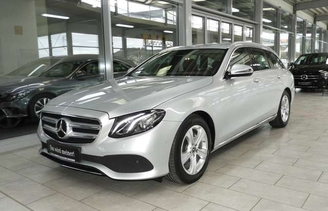 Mercedes-Benz Třídy E 220d T Avantgarde + AHK + Kamera