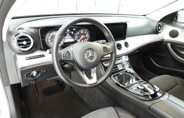 Mercedes-Benz Třídy E 220d T Avantgarde + AHK + Kamera
